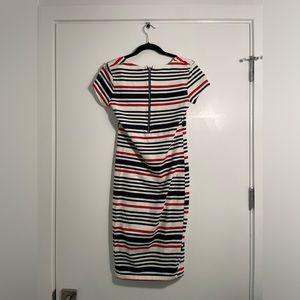 Stripped dress with zipper on beck